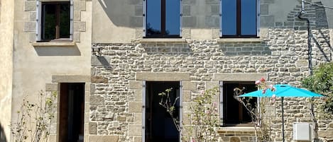 Belle maison en pierre avec jardin et terrasse