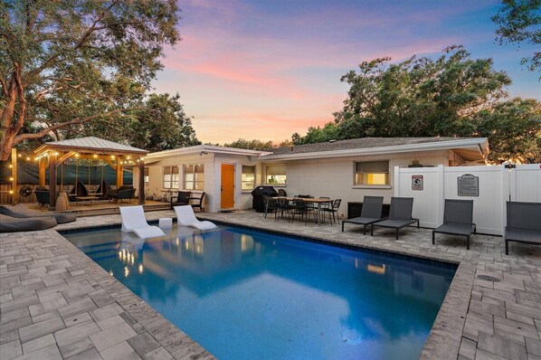 The pool area only gets prettier at dusk!