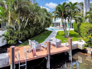 Situated directly on the intracostal