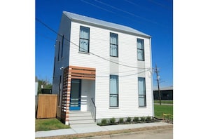 Your modern creole cottage with easy access to everywhere in the city!