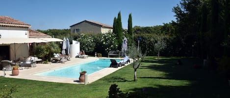 Vue générale du jardin, de la piscine et de la villa.