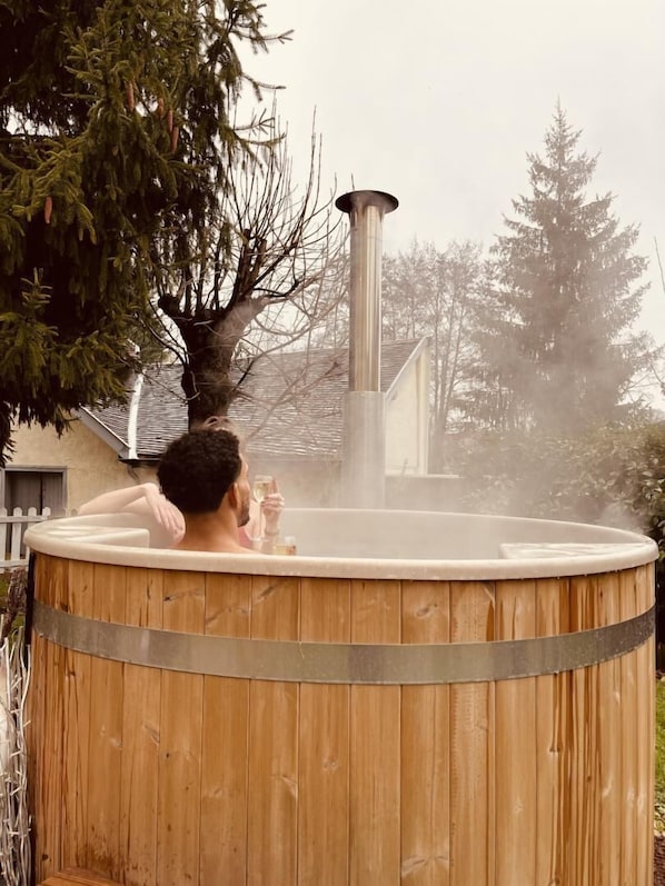 Outdoor spa tub