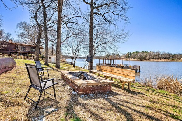 Fort Towson Vacation Rental | 3BR | 3BA | 2,160 Sq Ft | 1 Interior Step Required