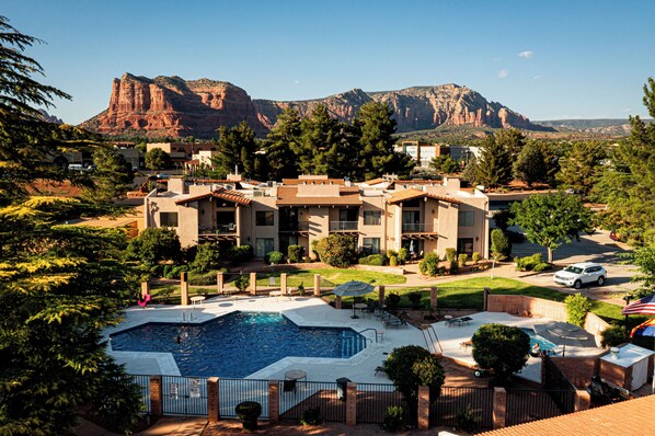 Sedona Oak Creek Condo Community Amenities Included Pool, Hot Tub, Tennis Courts, BBQ and More!