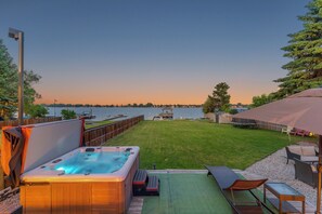 6 person hot tub. Star gaze and enjoy the lake view! Cleaned regularly!! 