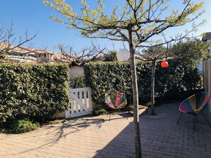 Terrasse avant : 50m2 grande table, 6 chaises, 2 sièges Copacabana, 2 chiliennes