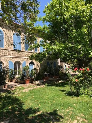 Un aperçu de la bâtisse et de son parc arboré 