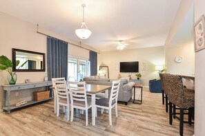 Palms 3110 - Dining Room