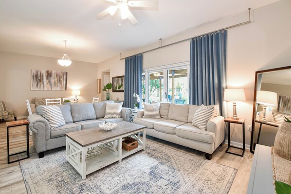 Palms 3110 - Living Room