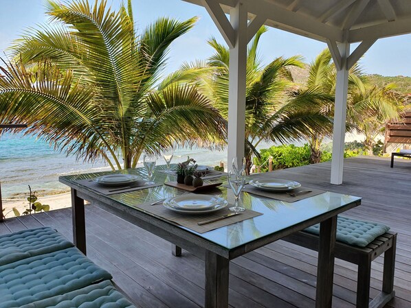 Terrace equipped for 4 people facing the sea.