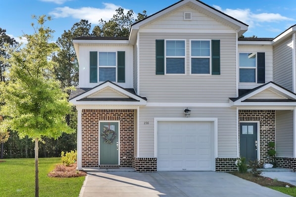 1,650 sq ft home with 3 bedrooms, 2.5 baths. Super fast WiFi, 4 Roku TVs and 2 Office Desks. Quiet neighborhood perfect for working professionals or families.