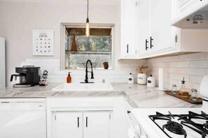 Kitchen ready for you to cook a delicious meal!