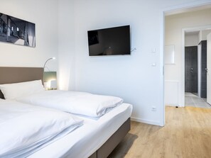 Schlafzimmer mit Doppelbett und Flatscreen TV - gbmv0-01 - Großenbrode