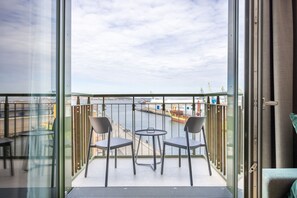 Balkon mit Gartenmöbeln