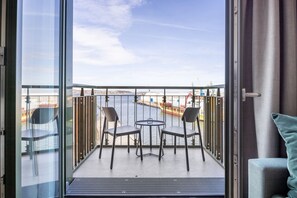 Balkon mit Gartenmöbeln