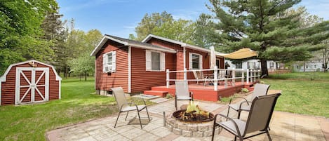 Fire pit, back deck w/patio table, grill, & yawning