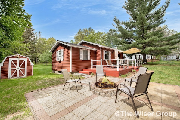 Fire pit, back deck w/patio table, grill, & yawning