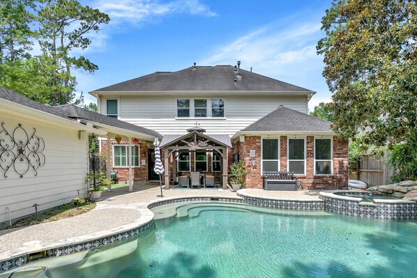 Enjoy the amazing outdoor space!
