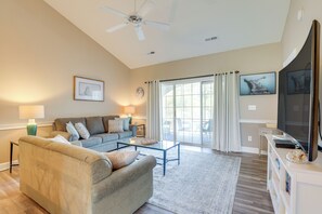Living Room | Full Sleeper Sofa | Smart TV w/ Cable | Free WiFi