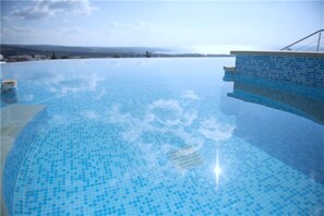 The infinity pool - this photo was taken in December!