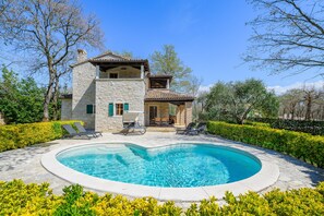 Stein-Villa Elaya mit Pool