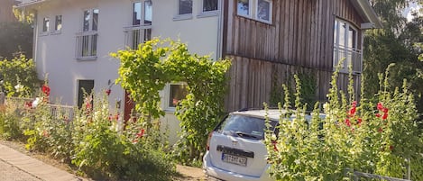 Außenansicht und Parkplatz