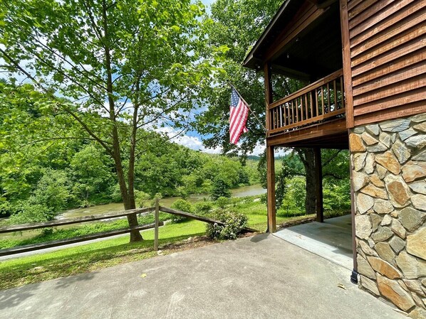 Laurel Winds with River Views