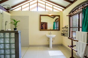 Large bathroom, rainfall shower. hot water, toiletries 