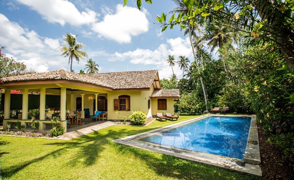 The Chalet - 2 bedroom villa - a 2 minute walk to the pool