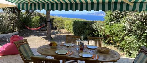 Große Terrasse mit Garten, Meerblick