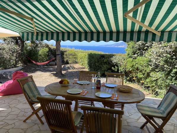 Große Terrasse mit Garten, Meerblick