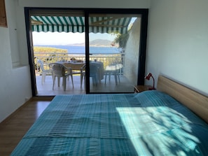 Großes Schlafzimmer mit Balkon, wunderschöner Blick auf das Meer und Ajaccio