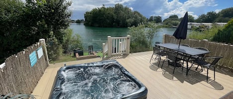 Bañera de hidromasaje al aire libre