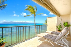Spacious oceanfront balcony with loungers and sweeping views?perfect for sunbathing or stargazing LOK-B203