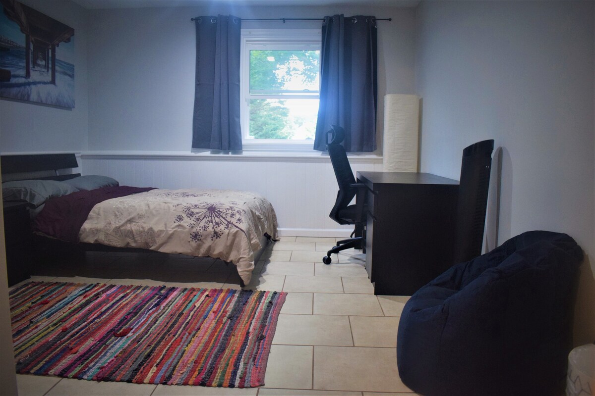 Comfortable 2 bed apartment near metro , trails and golf course