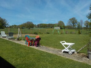 JARDIN AVEC JEUX POUR ENFANTS