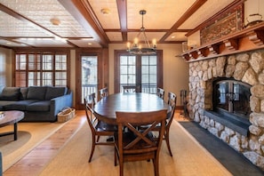 Luxury two-level Bluesky Condo, MTN views, fireplace, spa + Vail Village access