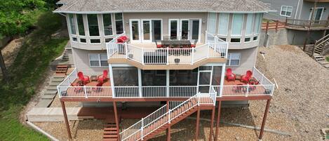 This house does have steps to the dock.