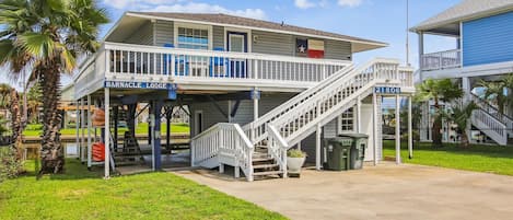 Experience Easy Living on the water at Barnacle Lodge.
