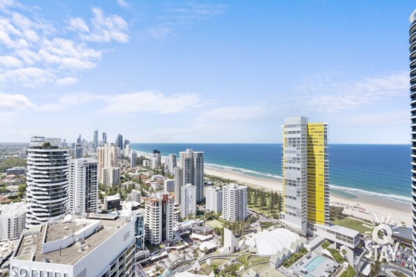 Balcony area boasts of stunning view of the ocean ☀️