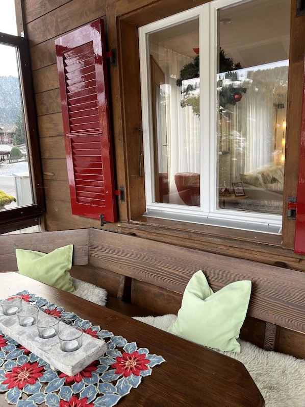 Building, Wood, Window, Mirror, Rectangle, House, Room