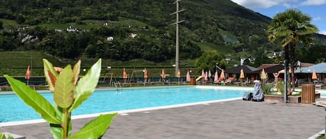 Nube, Agua, Cielo, Propiedad, Planta, Piscina, Edificio, Ventana, Azur, Azul