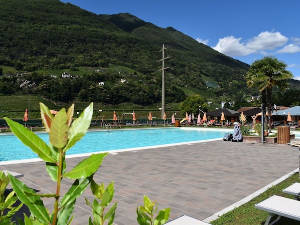 Nuage, L'Eau, Ciel, Propriété, Plante, Piscine, Bâtiment, Fenêtre, Bleu Azur, Bleu