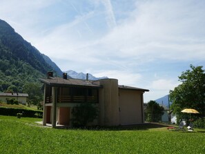 Wolke, Himmel, Pflanze, Gebäude, Regenschirm, Berg, Baum, Grundstueck, Schatten, Hütte