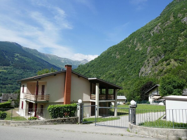 Himmel, Pflanze, Berg, Gebäude, Wolke, Eigentum, Haus, Grundstueck, Fenster, Hochland