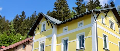 Agua, Planta, Edificio, Tiempo De Día, Propiedad, Cielo, Piscina, Azur, Árbol, Cuerpo De Agua