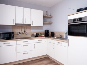 Cabinetry, Countertop, Eigentum, Weiss, Herd, Sinken, Küche, Holz, Interior Design, Küchengerät