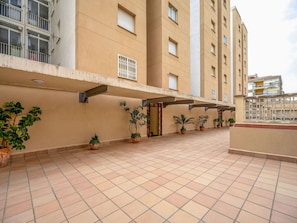 Building, Plant, Property, Window, Land Lot, Urban Design, Landscape, Neighbourhood, Grass, Leisure