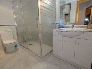 Miroir, Luminaire Plomberie, Évier, Robinet, Porte De Douche, Bâtiment, Cabinetry, Salle De Bains, Maison
