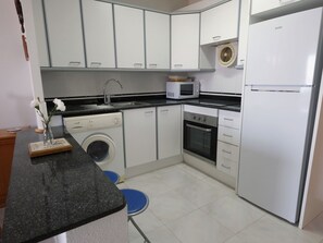 Cabinetry, Comptoir, Propriété, Cuisinière, Appareil De Cuisine, Évier, Électroménager, Cooktop, Evier, Cuisine